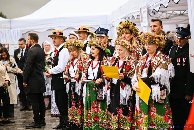 Trwają dożynki prezydencki w Tryńczy. Odbył się konkurs wieńc&oacute;w dożynkowych