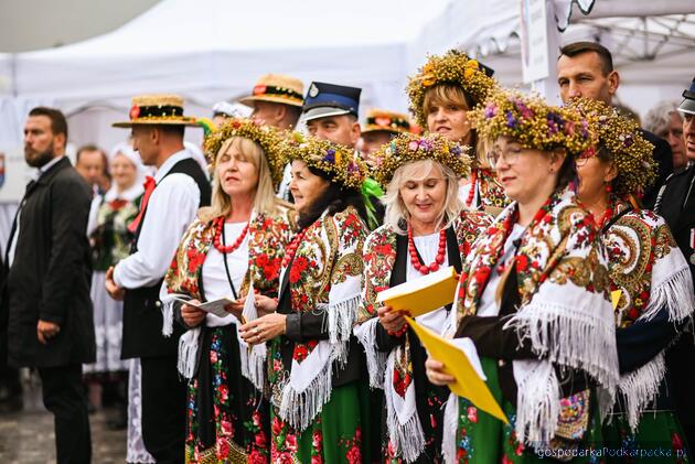 Trwają dożynki prezydencki w Tryńczy. Odbył się konkurs wieńc&oacute;w dożynkowych