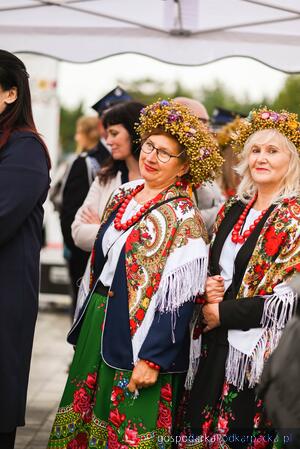 Trwają dożynki prezydencki w Tryńczy. Odbył się konkurs wieńc&oacute;w dożynkowych