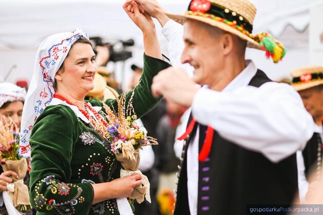 Trwają dożynki prezydencki w Tryńczy. Odbył się konkurs wieńc&oacute;w dożynkowych