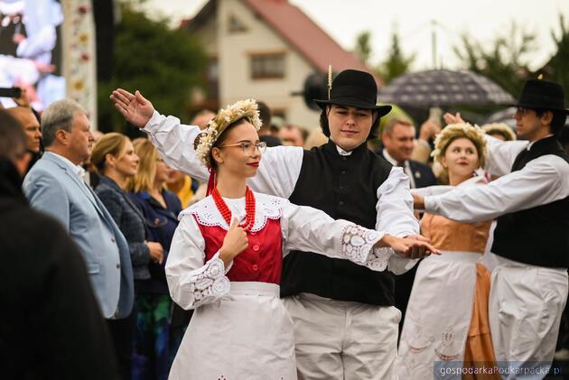 Trwają dożynki prezydencki w Tryńczy. Odbył się konkurs wieńc&oacute;w dożynkowych