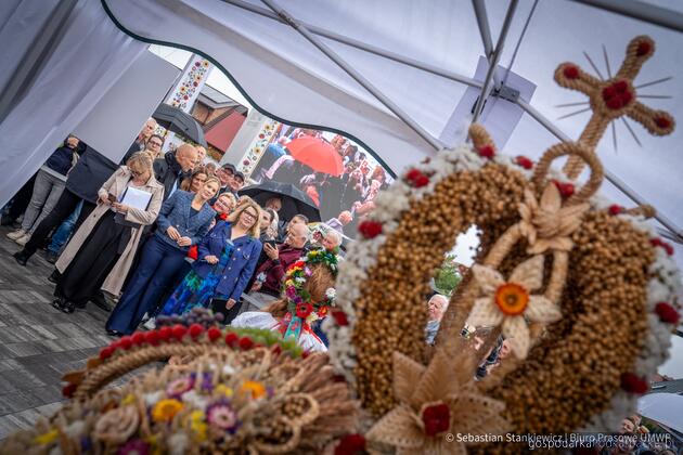 Trwają dożynki prezydencki w Tryńczy. Odbył się konkurs wieńc&oacute;w dożynkowych
