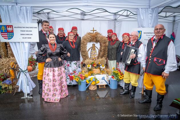 Trwają dożynki prezydencki w Tryńczy. Odbył się konkurs wieńc&oacute;w dożynkowych