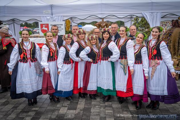 Trwają dożynki prezydencki w Tryńczy. Odbył się konkurs wieńc&oacute;w dożynkowych