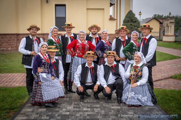 Trwają dożynki prezydencki w Tryńczy. Odbył się konkurs wieńc&oacute;w dożynkowych