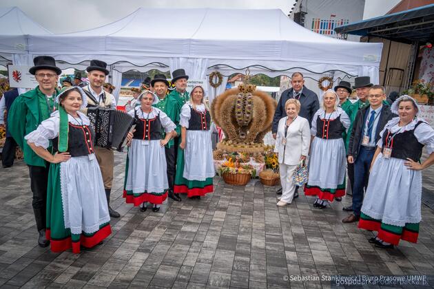Trwają dożynki prezydencki w Tryńczy. Odbył się konkurs wieńc&oacute;w dożynkowych