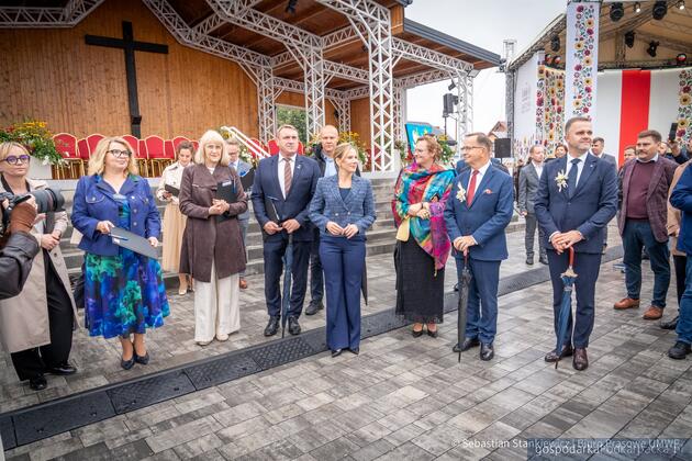 Trwają dożynki prezydencki w Tryńczy. Odbył się konkurs wieńc&oacute;w dożynkowych