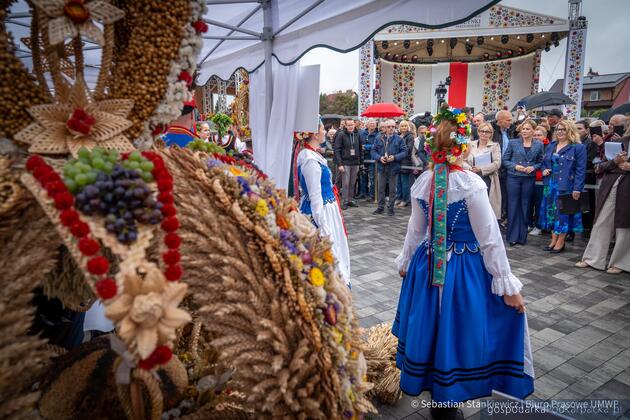 Trwają dożynki prezydencki w Tryńczy. Odbył się konkurs wieńc&oacute;w dożynkowych
