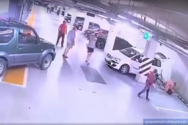 Dwaj pracownicy parkingu pod rzeszowskim dworcem uratowali mężczyznę