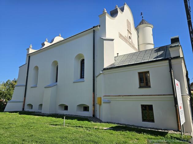 Elewacja synagogi w Lesku już po renowacji