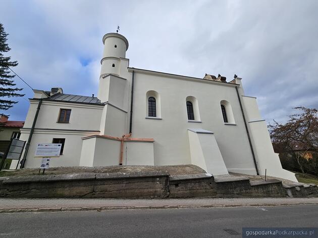 Elewacja synagogi w Lesku już po renowacji