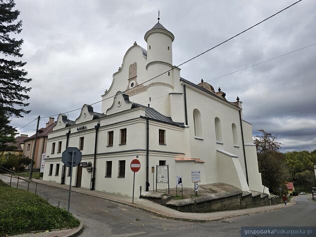 Elewacja synagogi w Lesku już po renowacji