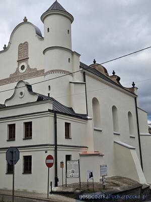 Elewacja synagogi w Lesku już po renowacji