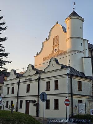 Elewacja synagogi w Lesku już po renowacji
