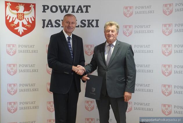 Od lewej dyrektor Jarosław Kosoń i starosta jasielski Tadeusz Gorgosz. Fot. powiat jasielski