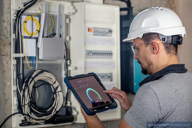 test System EMS w fabryce: jak automatyczny monitoring zużycia energii obniża koszty produkcji i ułatwia raportowanie ESG?