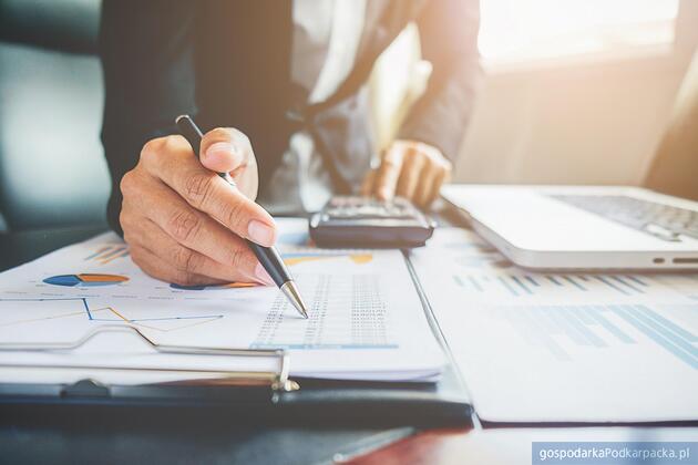 Outsourcing księgowości w firmie - kiedy się opłaca i jakie korzyści może przynieść?