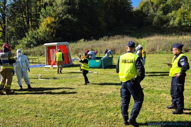 Policjanci i strażacy ćwiczyli na stoku w Strzyżowie