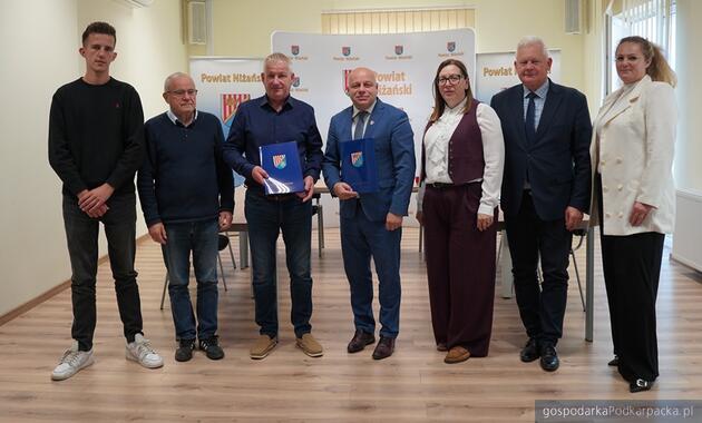 Trzeci z prawej Krzysztof Furtak, czwarty z prawej starosta niżański Robert Bednarz