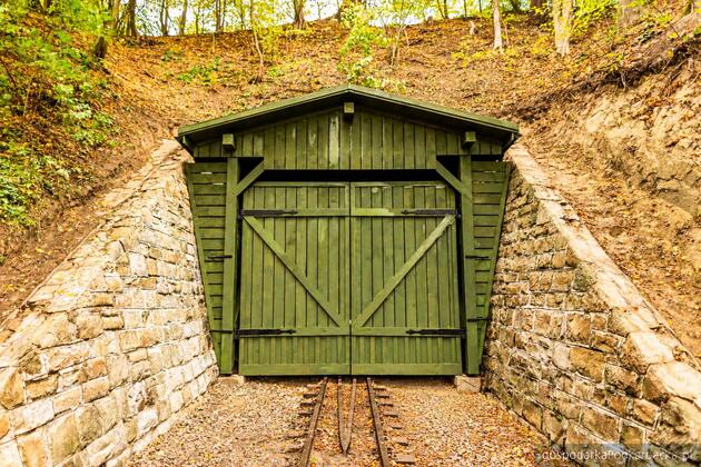 Zabytkowa wiata i wrota do tunelu kolejowego w Szklarach już po odbiorach technicznych