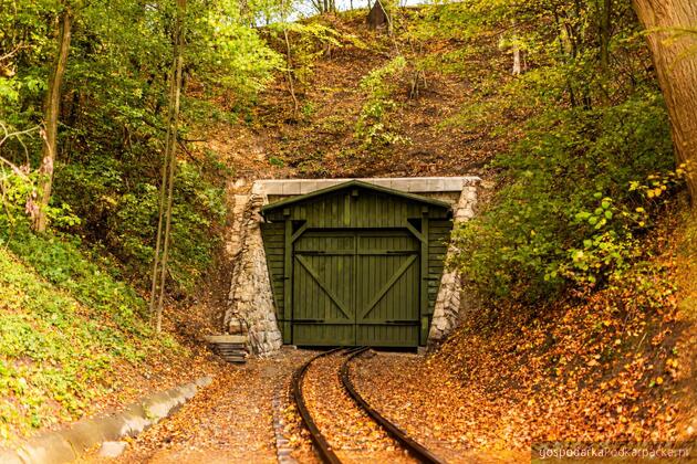 Zabytkowa wiata i wrota do tunelu kolejowego w Szklarach już po odbiorach technicznych