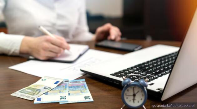 B2B, umowa zlecenia czy etat? Jak forma dochodu wpływa na Twoją zdolność kredytową