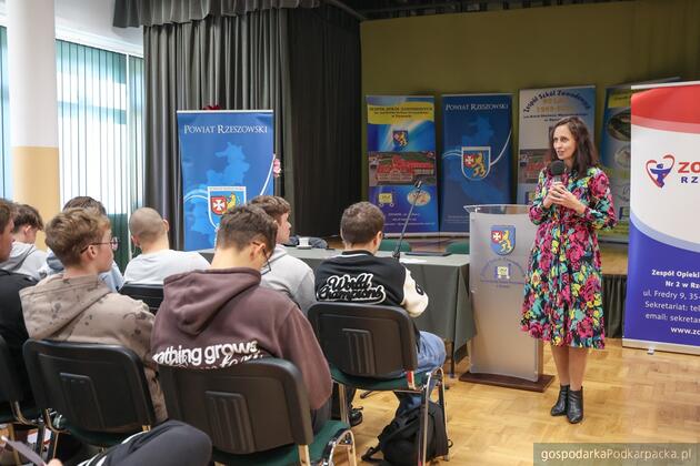 Gdzie szukać pomocy kryzysu psychicznego? Spotkania w szkołach powiatu rzeszowskiego 