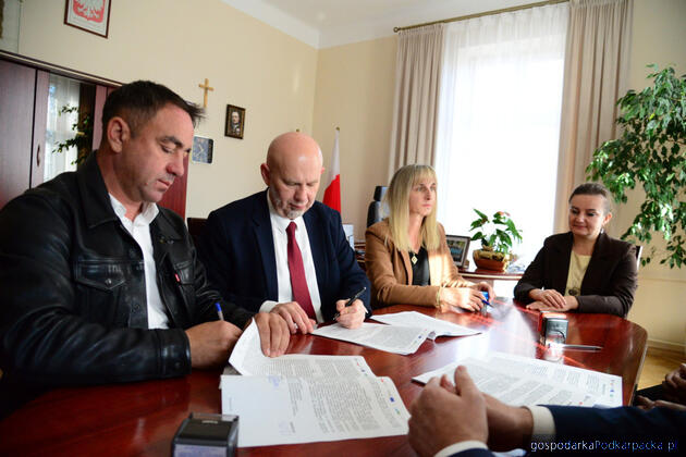Na zdjęciu od lewej Rafał Jarosz i burmistrz Konrad Krzyżak. Fot. nisko.pl