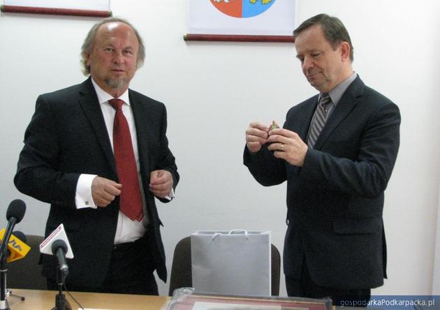 Marian Kapusta przekazał Władysławowi Ortylowi prezent - miniaturę piramidy. Fot. Adam Cyło